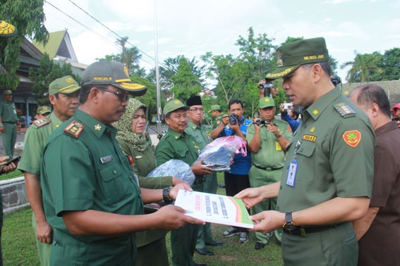Walikota Jambi menyerahkan bantuan CSR.